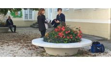 Jardinière en béton extérieur avec assise Gazania - 100 L